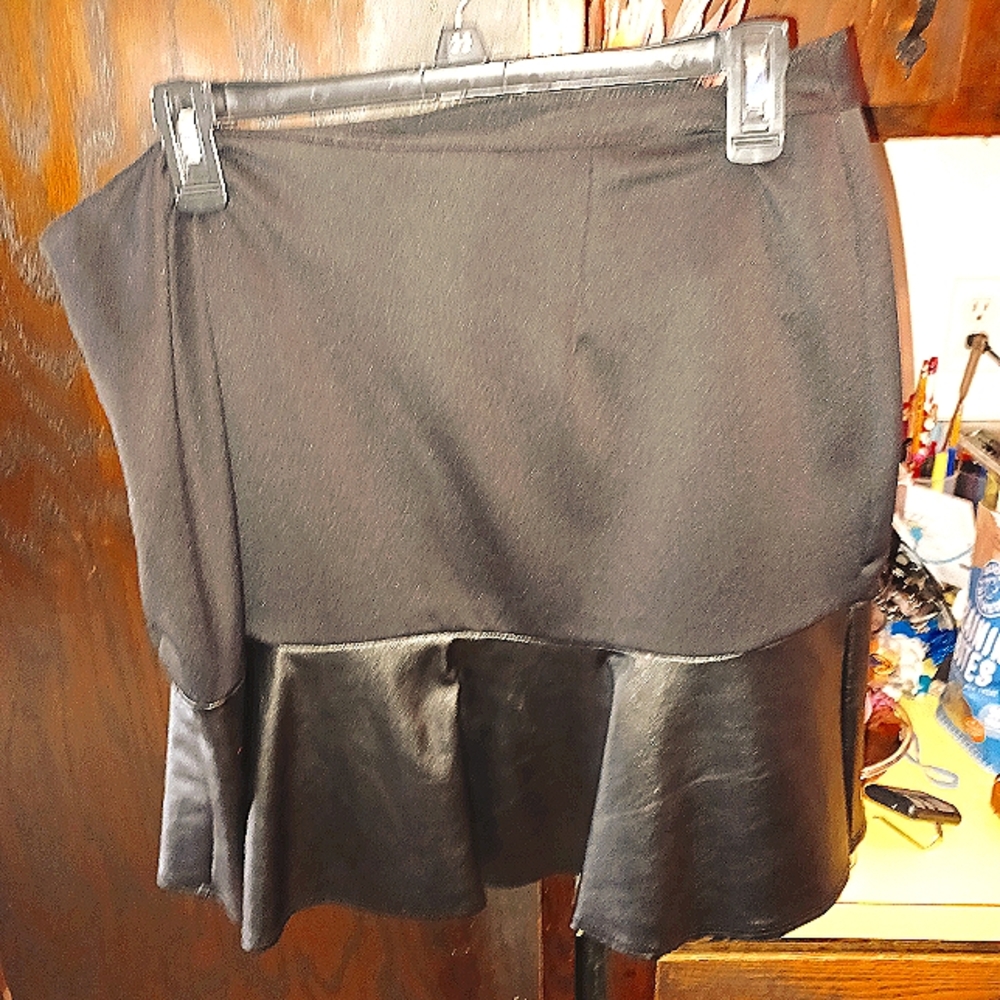 Pencil skirt with faux leather ruffle